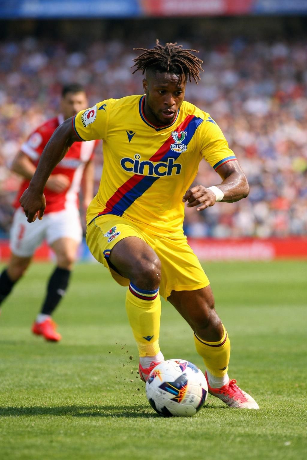 informe exclusivo: un extremo del crystal palace está siendo seguido por un equipo de la liga, con posibles movimientos y detalles sobre la transferencia.