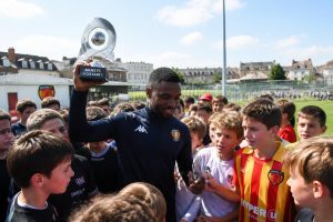 este jugador regresa a su ciudad natal para celebrar el ascenso del mans fc a la ligue 1 en la escuela de fútbol local, compartiendo su alegría y motivación con las futuras generaciones.