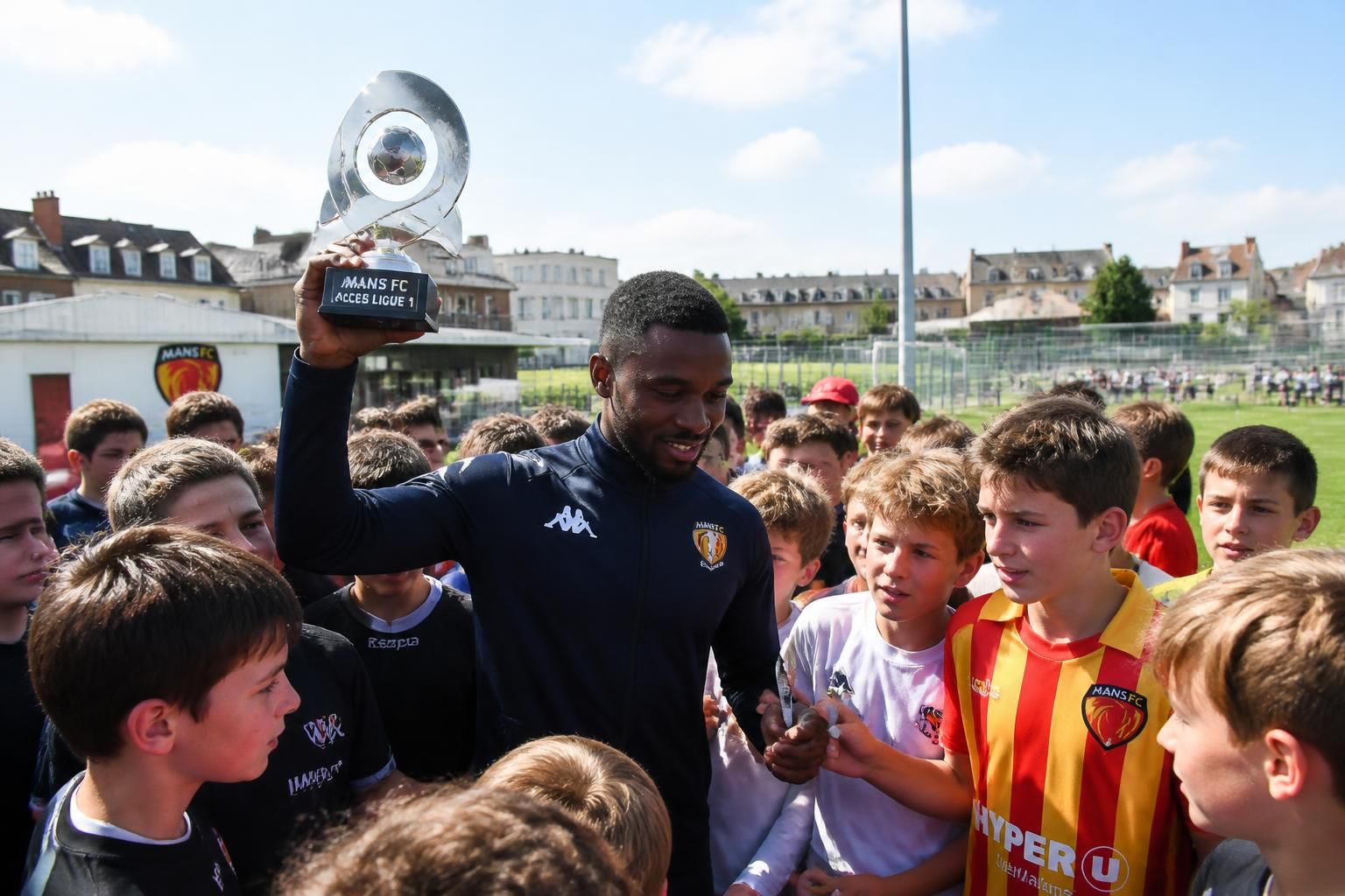 este jugador regresa a su ciudad natal para celebrar el ascenso del mans fc a la ligue 1 en la escuela de fútbol local, compartiendo su alegría y motivación con las futuras generaciones.