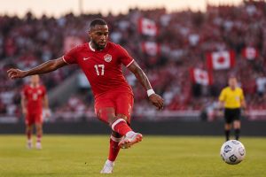 el exdelantero del feyenoord, cyle larin, se convierte en héroe de canadá al brindar una asistencia magistral que impulsa a su selección hacia la victoria.