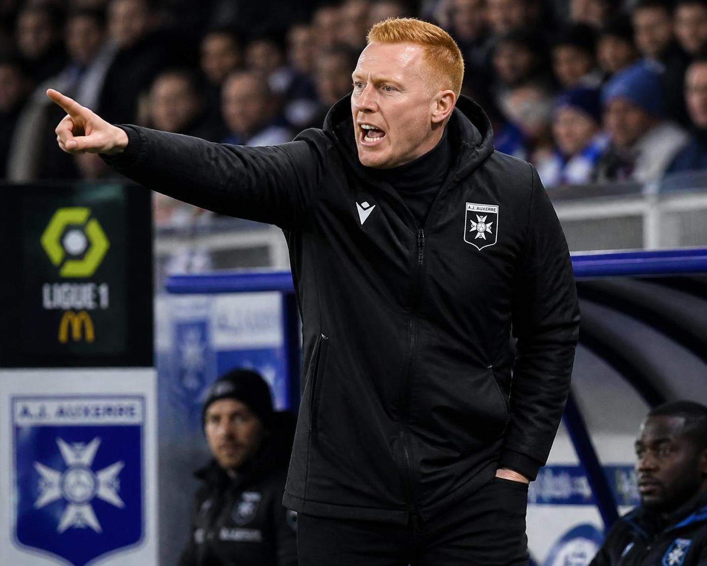 will still vuelve a la ligue 1 y se une al auxerre en un contexto lleno de tensión. descubre los detalles de este inesperado regreso al fútbol francés.