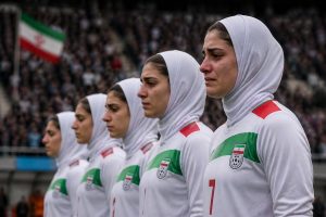 irán: las jugadoras de la selección femenina son acusadas de 'traición' por no cantar el himno nacional durante un evento deportivo, generando controversia y debate en el país.