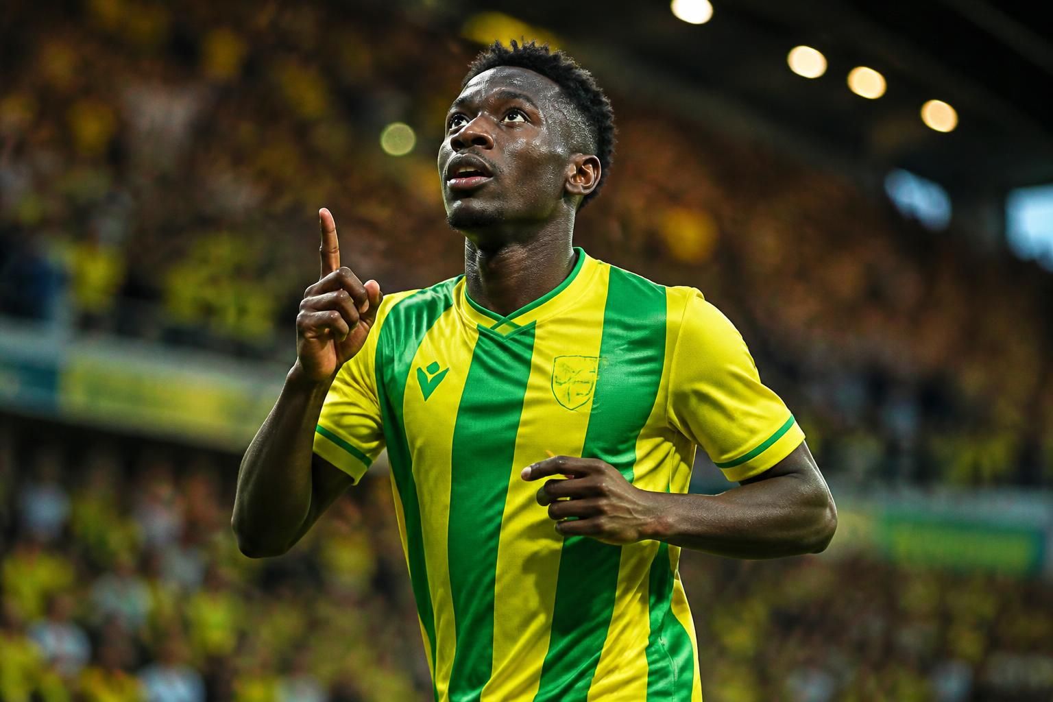 descubre la llegada de una pieza clave al fc nantes que promete brillar en la ligue 1 y fortalecer al equipo en la próxima temporada.
